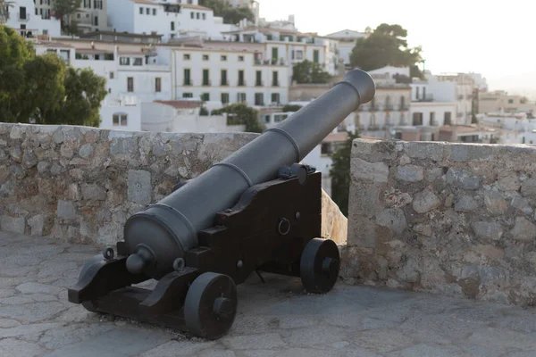 Výstřel Děla Střeše Středověkého Hradu Městském Pozadí Starém Městě Ibiza — Stock fotografie