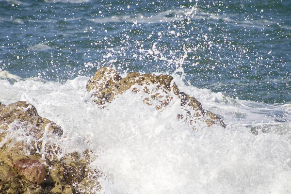 해안에 바위에 튀기는 — 스톡 사진