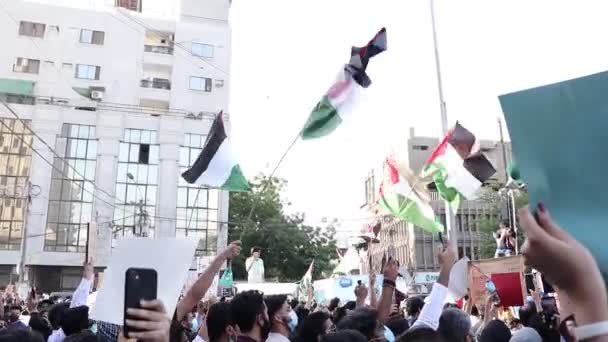 도시의 거리에서 시위하는 사람들 — 비디오