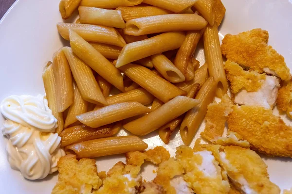 Una Vista Superior Pasta Penne Nuggets Pollo Salsa Blanca — Foto de Stock