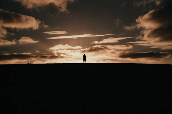 Een Silhouet Van Een Persoon Bewonderend Prachtige Zonsondergang Lucht — Stockfoto