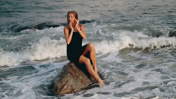Живописный Вид Модели Черным Платьем Позирующим Картины Пляже — стоковое фото