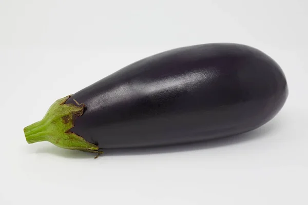 Gros Plan Aubergine Sur Une Surface Blanche — Photo