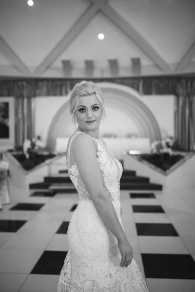 Eine Vertikale Graustufenaufnahme Der Kaukasischen Braut Die Hochzeitssaal Posiert — Stockfoto