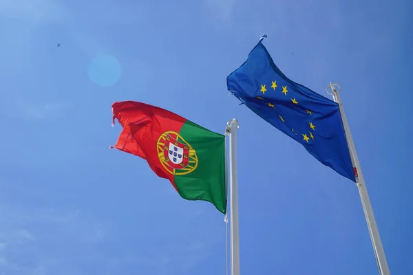 Portekiz Bayraklarının Arka Planda Mavi Gökyüzü Olan Güzel Bir Görüntüsü — Stok fotoğraf