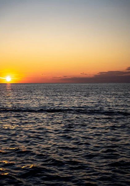 Eine Vertikale Aufnahme Eines Wunderschönen Sonnenuntergangs Rovinj Kroatien Der Über — Stockfoto