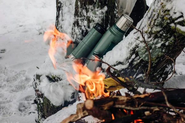 Eine Nahaufnahme Der Grünen Thermoskannen Lagerfeuer — Stockfoto