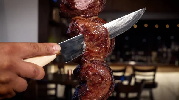 Wybiórcza Ręka Krojąca Mięso Nożem — Zdjęcie stockowe