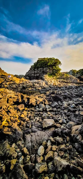 Güneşli Bir Günde Kayalık Bir Bölge — Stok fotoğraf