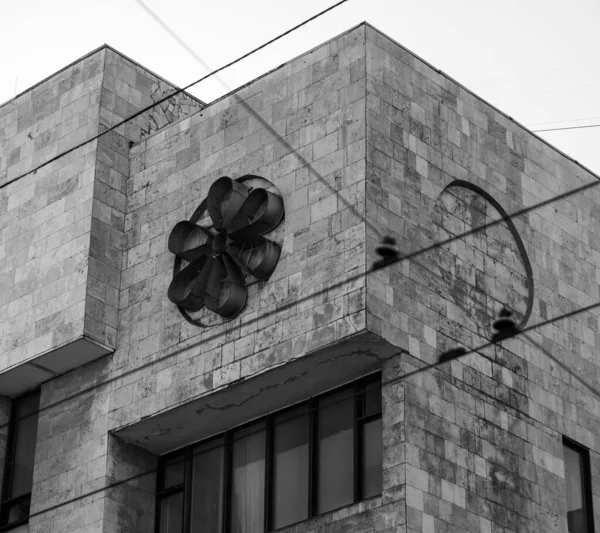 Primer Plano Edificio Que Muestra Ventana Diseño Exterior Blanco Negro —  Fotos de Stock