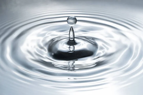 Een Close Van Water Druppel Plons Onder Lichten Perfect Voor — Stockfoto