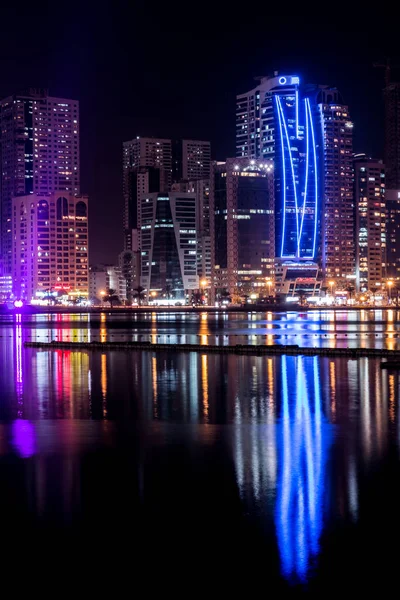 Una Hermosa Vista Nocturna Del Paisaje Urbano Sharjah Paseo Marítimo —  Fotos de Stock