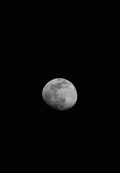 在漆黑的夜空中垂直拍摄的月亮照片 — 图库照片