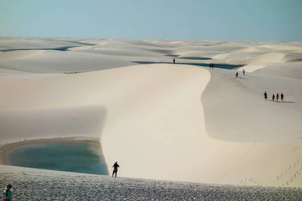 レニス マラヘンスの白い砂丘を歩く人々 — ストック写真