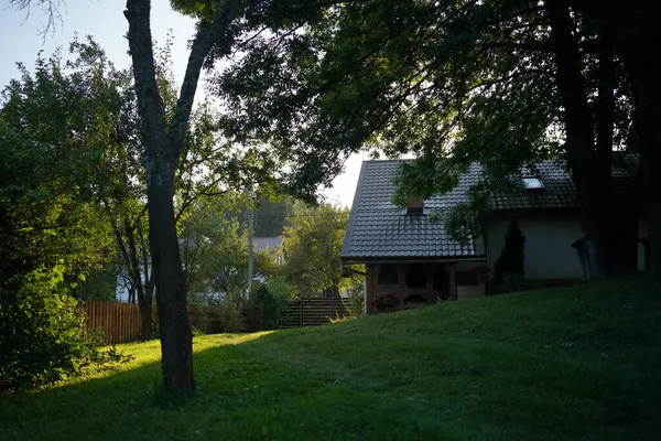 Eine Schöne Aufnahme Eines Kleinen Hauses Einem Schönen Grünen Garten — Stockfoto