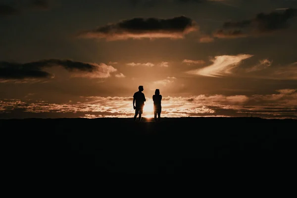 Les Silhouettes Couple Romantique Admirant Belle Vue Sur Coucher Soleil — Photo