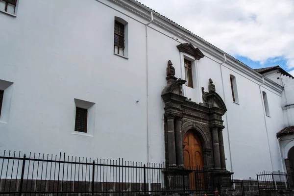 Edifício Antigo Com Paredes Brancas Portões Colunas Pretas Equador — Fotografia de Stock