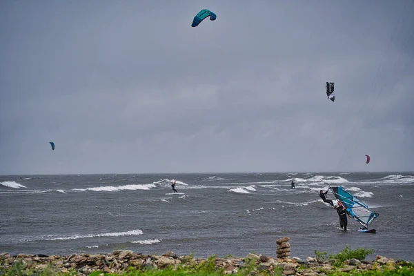 Gronhogen Zweden Jul 2021 Kitesurfer Windsurfer Een Bewolkte Dag Gronhogen — Stockfoto