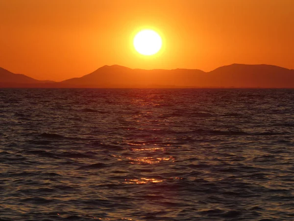 Uma Vista Hipnotizante Mar Parcialmente Áspero Durante Belo Pôr Sol — Fotografia de Stock