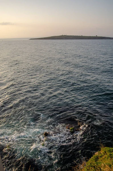 Een Verticaal Shot Van Een Zee Bij Zonsondergang — Stockfoto