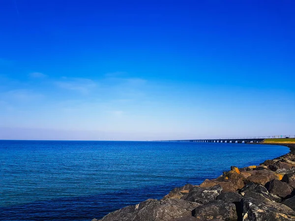 Una Vista Fascinante Una Costa Rocosa Que Encuentra Con Mar — Foto de Stock