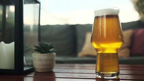 Glas Bier Und Ein Becher Whiskey Auf Einem Holztisch — Stockvideo