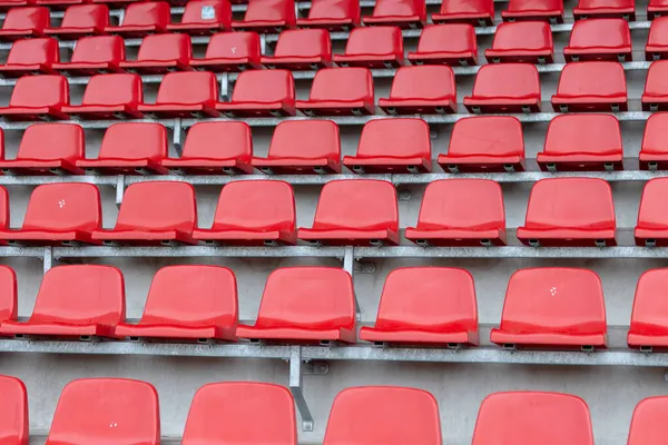 Zbliżenie Czerwonych Plastikowych Siedzeń Stadionu — Zdjęcie stockowe