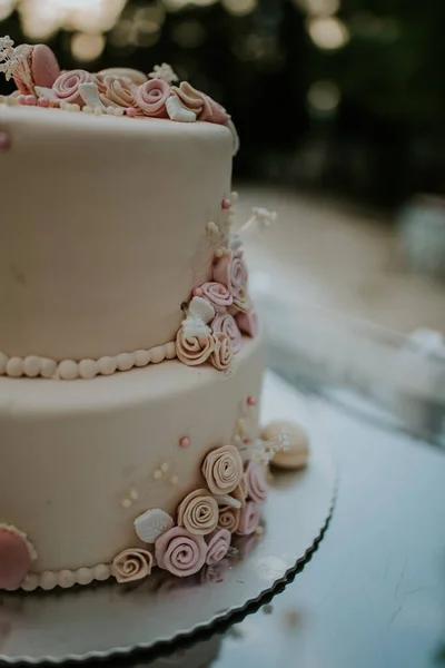 Красивый Снимок Свадебного Торта Украшенный Съедобными Цветами — стоковое фото