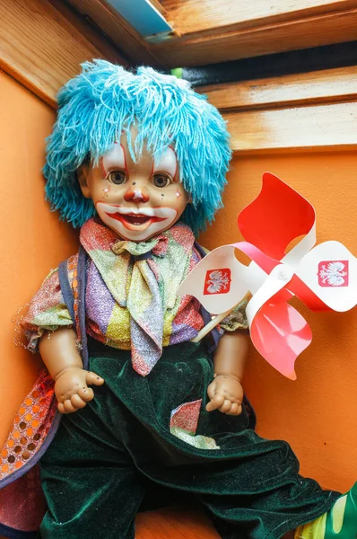 Poznan Polonia Giugno 2016 Una Bambola Clown Seduta Possesso Fan — Foto Stock