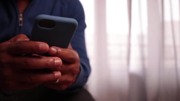 Man Menggunakan Smartphone Close — Stok Video