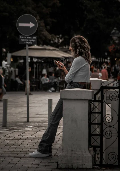 Belgrade Serbia 2021年9月9日 セルビア ベオグラードの街の石塀にもたれている白人女性の選択的焦点 — ストック写真