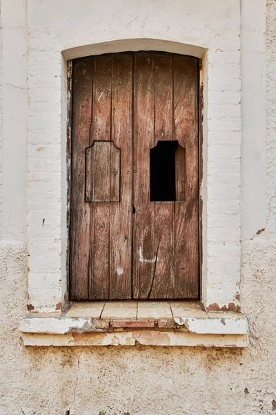 Fachada Rugosa Deteriorada Con Ventana Madera Vieja Muy Rústica — Foto de Stock