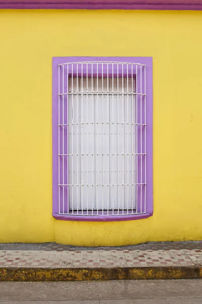 Ventana Fachada Amarilla Puerta Blanca Con Marco Púrpura — Foto de Stock