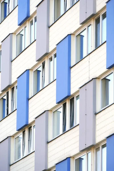 Blauweiße Fassade Eines Großen Mehrfamilienhauses — Stockfoto