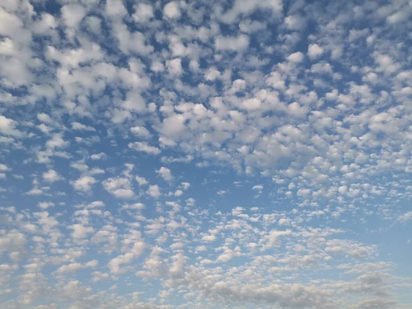 Eine Schöne Wolkenlandschaft Einem Sonnigen Morgen — Stockfoto