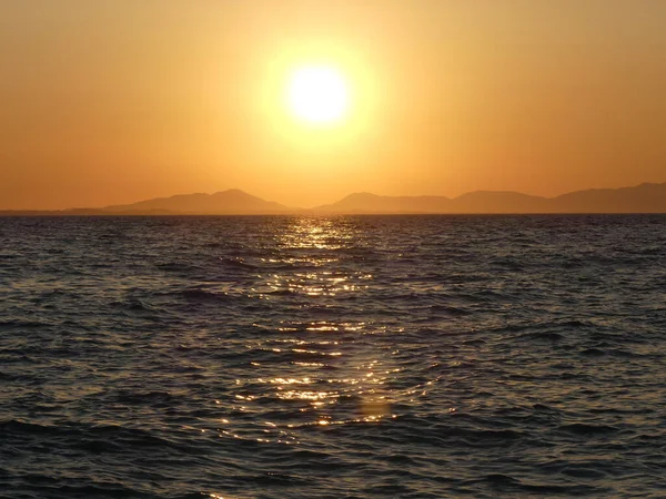 Захоплюючий Вид Частково Нерівне Море Під Час Прекрасного Заходу Сонця — стокове фото