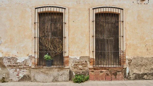 Facciata Ruvida Deteriorata Con Vecchia Finestra Legno Molto Rustica — Foto Stock