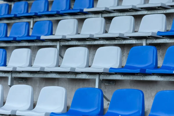 白色和蓝色塑料体育场座位的特写 — 图库照片