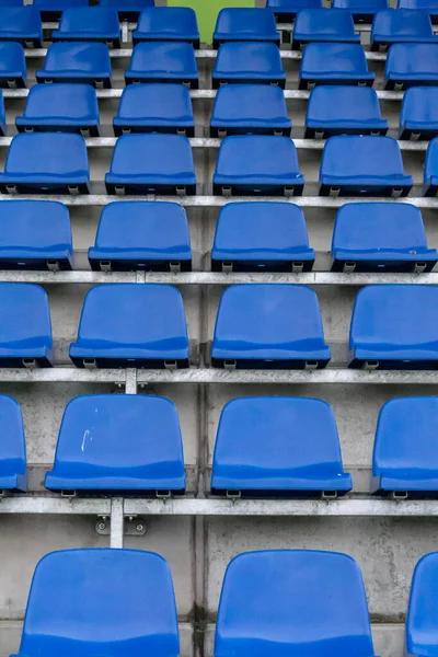 Pionowe Ujęcie Niebieskich Plastikowych Siedzeń Stadionu — Zdjęcie stockowe