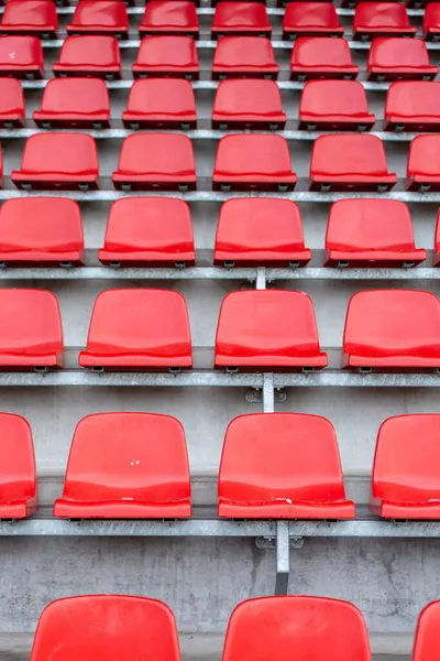 Eine Vertikale Aufnahme Der Roten Plastik Stadionsitze — Stockfoto