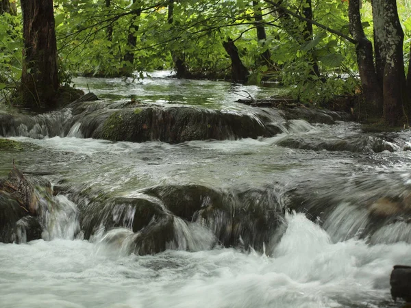 Een Prachtig Uitzicht Stromende Rotsachtige Rivier Het Park Kroatië — Stockfoto