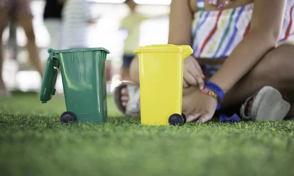 Lixeiras Lixo Recicláveis Verdes Amarelas Rapariga Irreconhecível Fundo Conceito Sustentabilidade — Fotografia de Stock