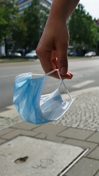 Corona Maske Wird Von Einer Jungen Frau Der Hand Gehalten — Stockfoto