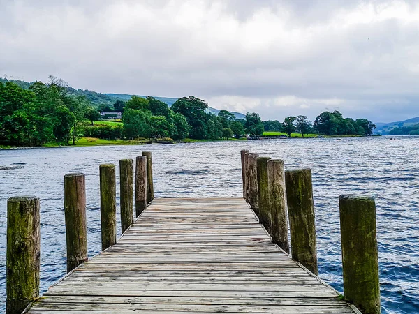 一个木制码头 白天通往平静的湖面 — 图库照片