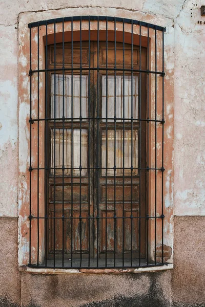 Przygnieciona Zniszczona Fasada Bardzo Rustykalnym Drewnianym Oknem — Zdjęcie stockowe
