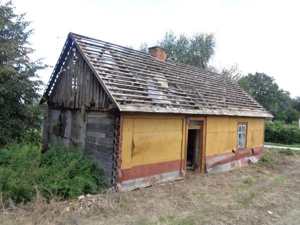 田舎の古い転倒木造の家 — ストック写真