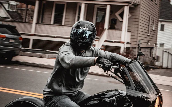 Motociclista Adulto Che Indossa Casco Guida Una Moto All Aperto — Foto Stock