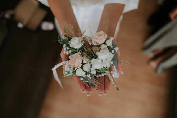 バラの花束を持っている花嫁のクローズアップショット — ストック写真