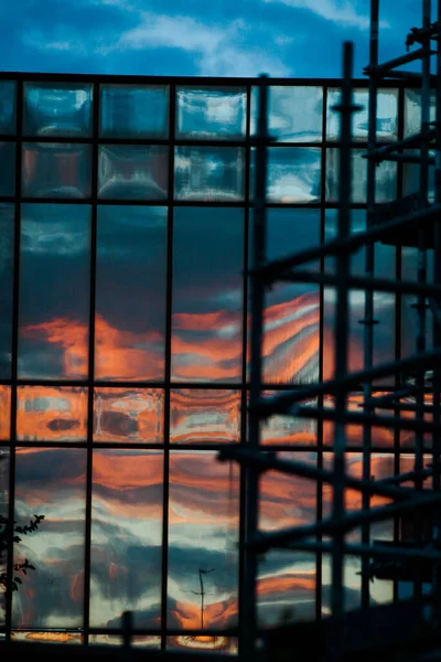 Dramatik Günbatımı Modern Bir Binanın Cam Cephesini Yansıtıyordu — Stok fotoğraf
