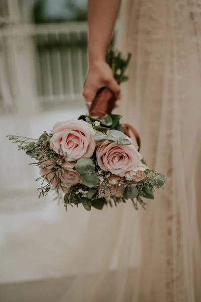 Een Verticaal Schot Van Bruid Die Het Huwelijksboeket Vasthoudt — Stockfoto